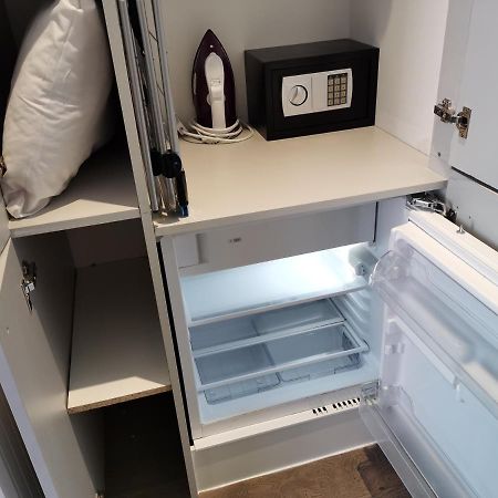 콜링엄 프라임 아파트먼트 런던 외부 사진 A mini-refrigerator in a hotel room