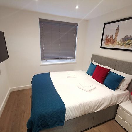 콜링엄 프라임 아파트먼트 런던 외부 사진 A bedroom in a serviced apartment in London