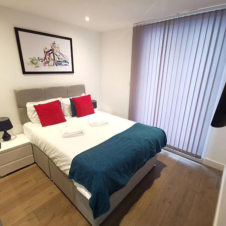 콜링엄 프라임 아파트먼트 런던 외부 사진 A bedroom in a serviced apartment in London