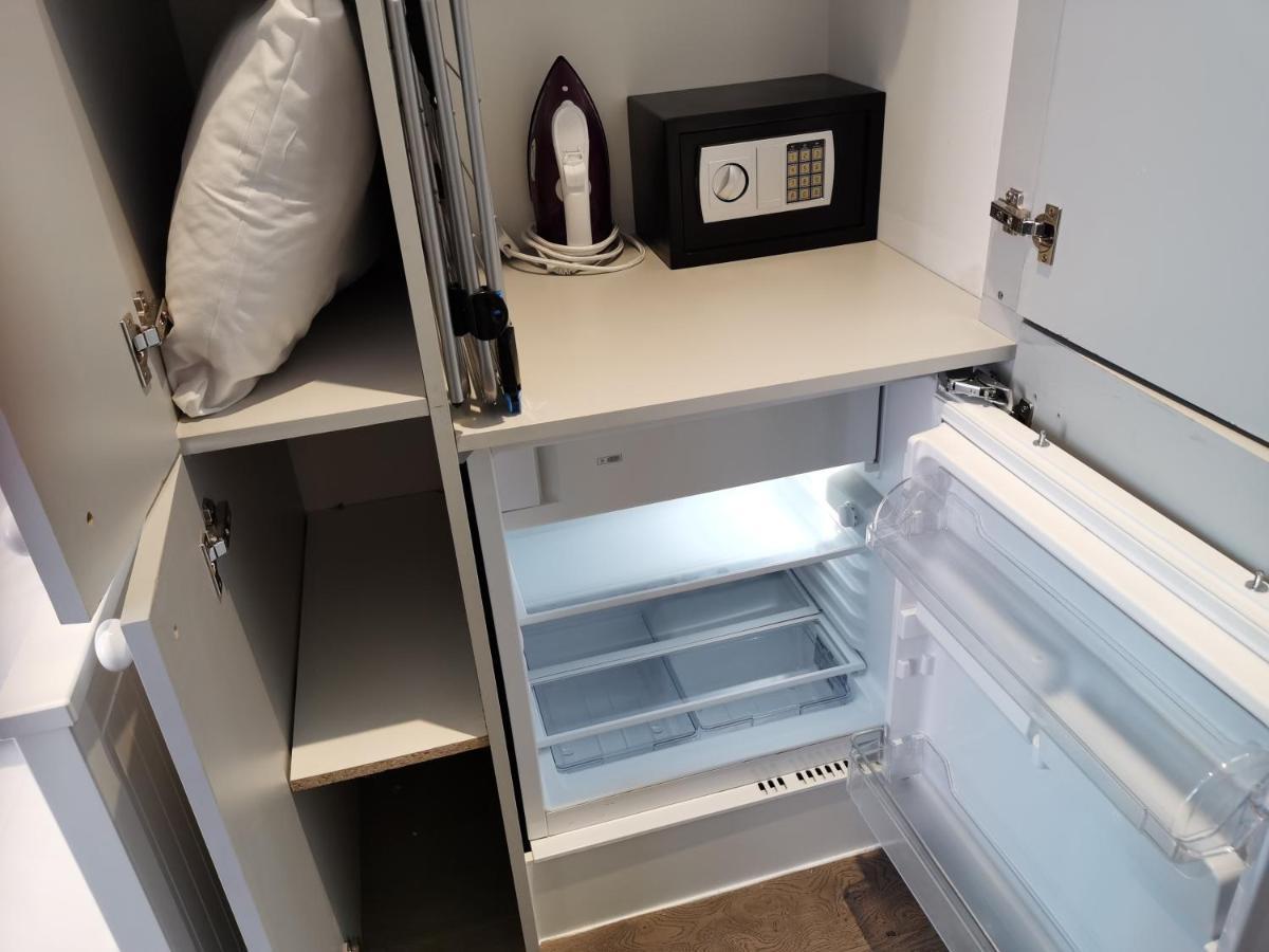 콜링엄 프라임 아파트먼트 런던 외부 사진 A mini-refrigerator in a hotel room