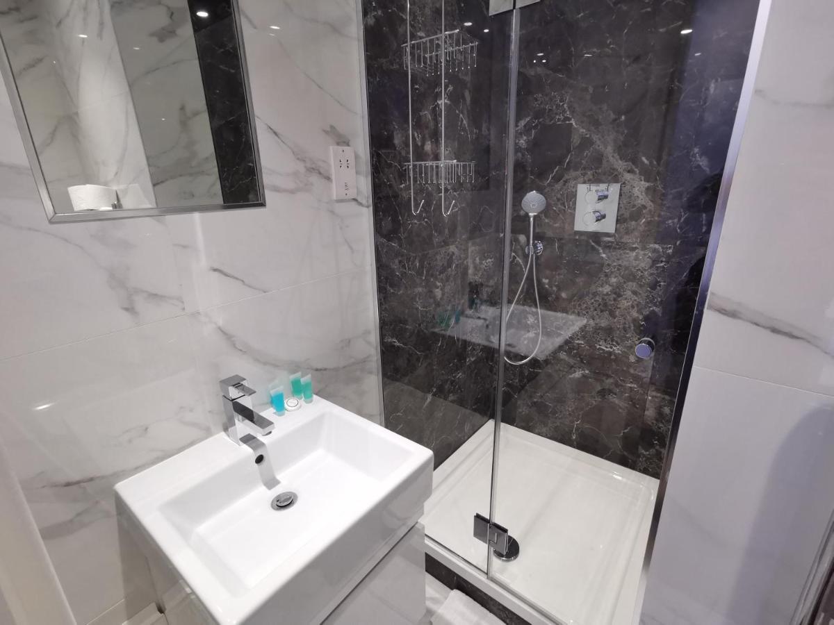 콜링엄 프라임 아파트먼트 런던 외부 사진 A shower cubicle