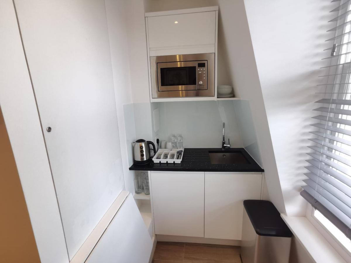 콜링엄 프라임 아파트먼트 런던 외부 사진 A kitchenette in a hotel room