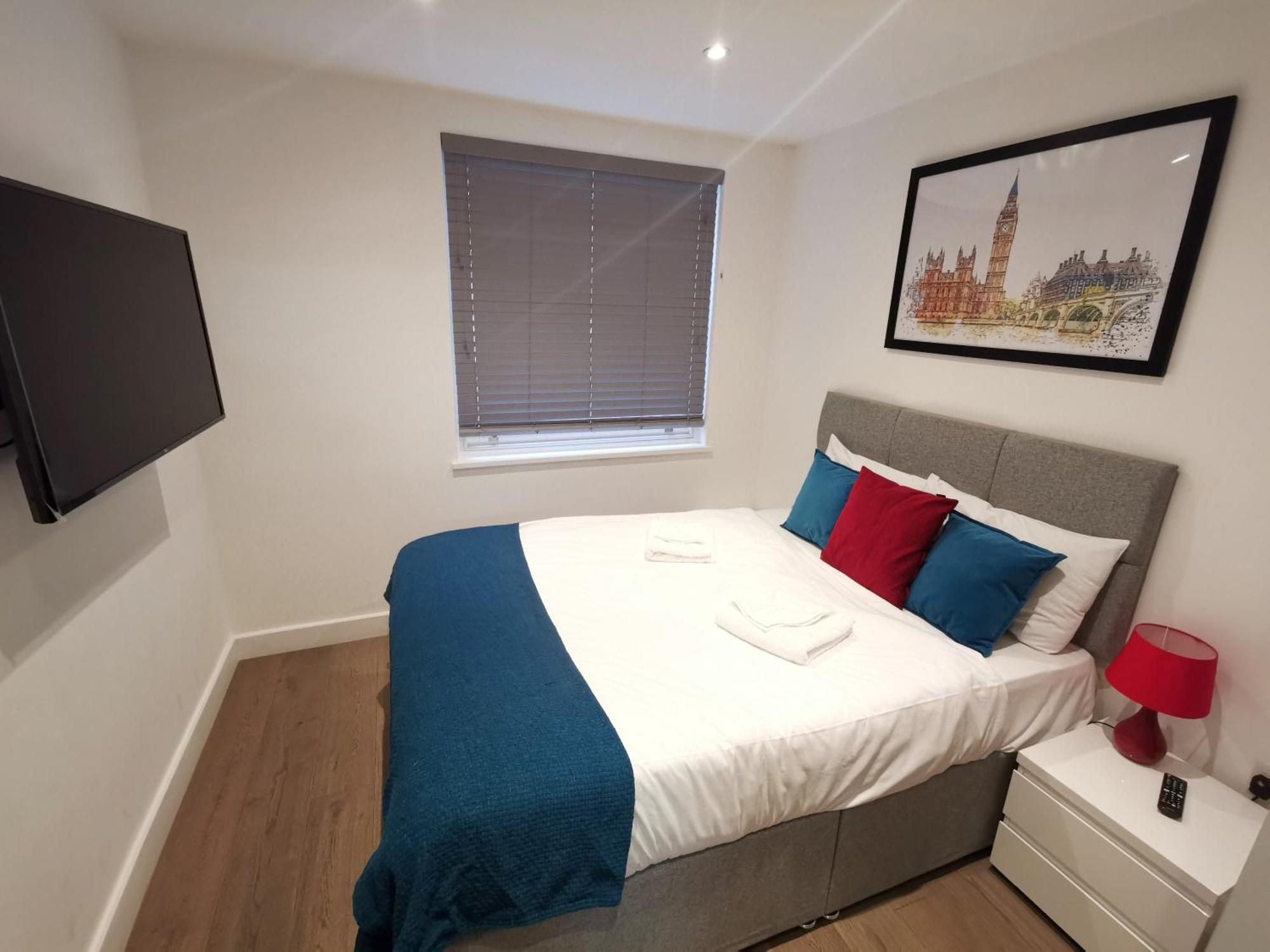 콜링엄 프라임 아파트먼트 런던 외부 사진 A bedroom in a serviced apartment in London