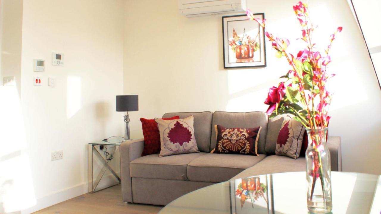 콜링엄 프라임 아파트먼트 런던 외부 사진 A living room in a typical apartment