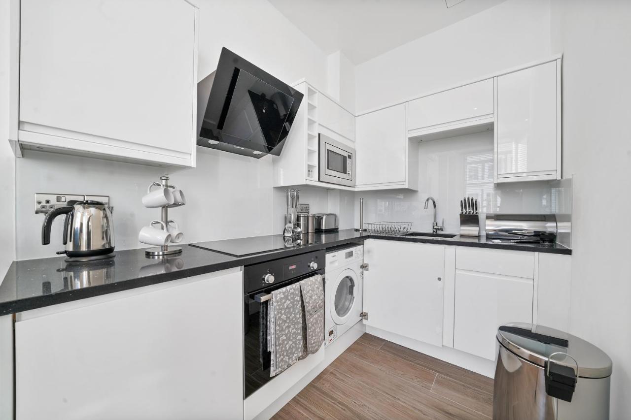 콜링엄 프라임 아파트먼트 런던 외부 사진 A typical kitchen in a student flat