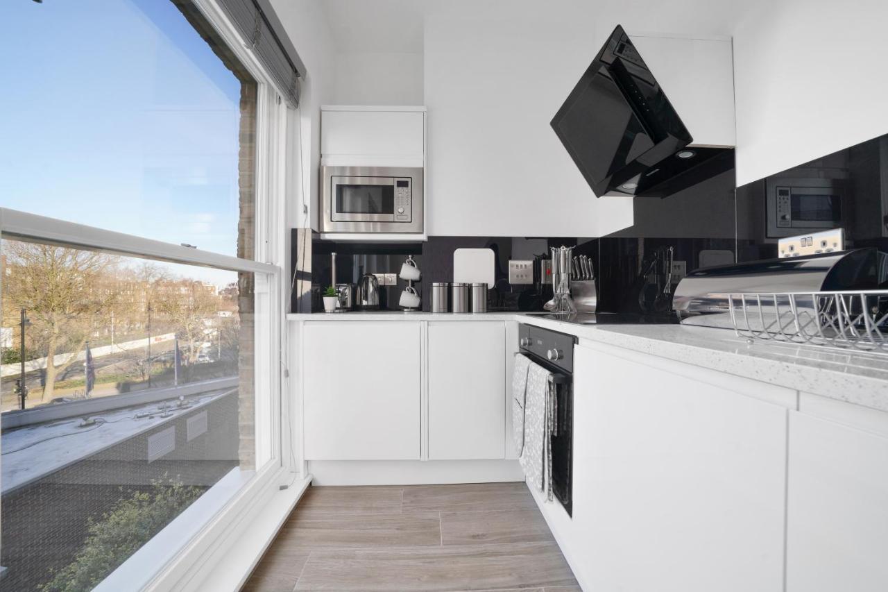 콜링엄 프라임 아파트먼트 런던 외부 사진 A typical kitchen in a serviced apartment