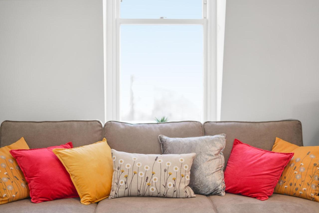 콜링엄 프라임 아파트먼트 런던 외부 사진 Cushions on a sofa