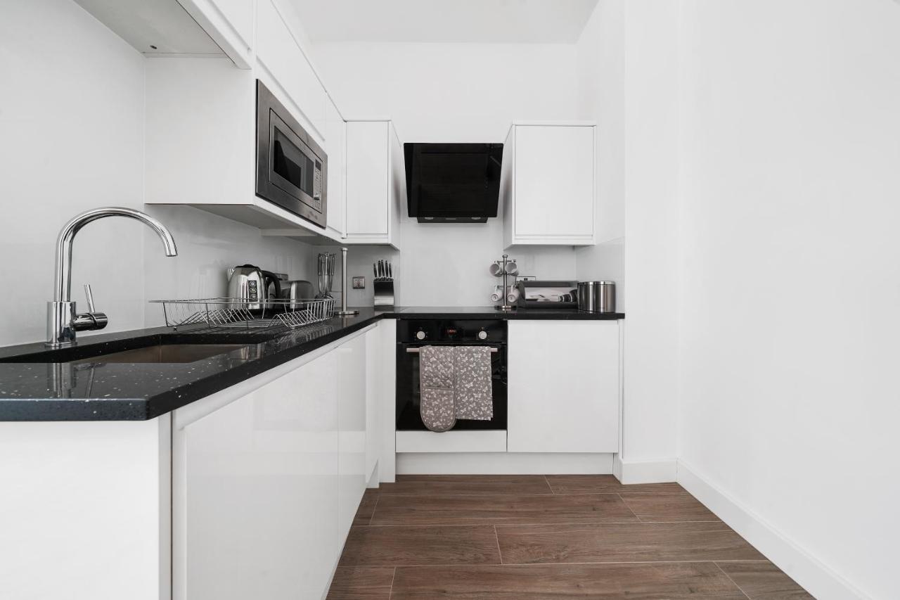 콜링엄 프라임 아파트먼트 런던 외부 사진 A typical kitchen in a student apartment