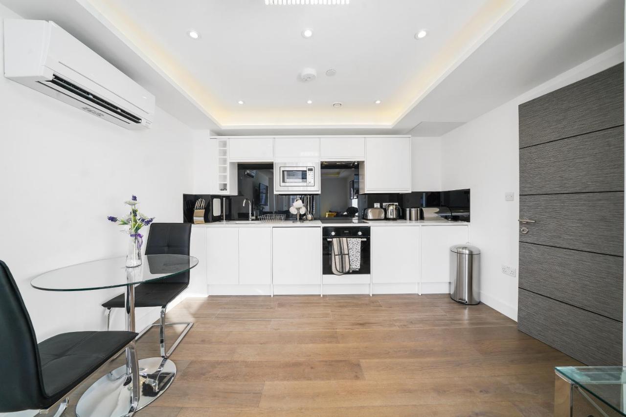 콜링엄 프라임 아파트먼트 런던 외부 사진 A kitchen in a serviced apartment in London